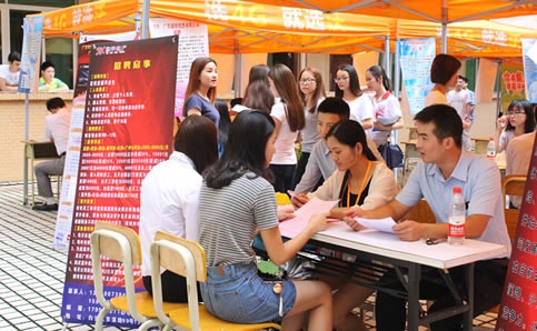 熱烈祝賀2019年夏季大型畢業(yè)生就業(yè)實習(xí)招聘會成功舉辦